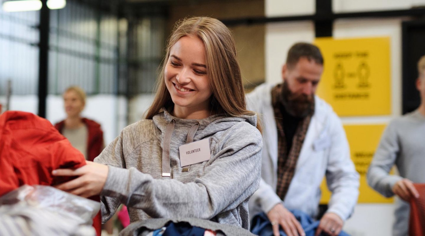 Vrijwilligers sorteert kleding