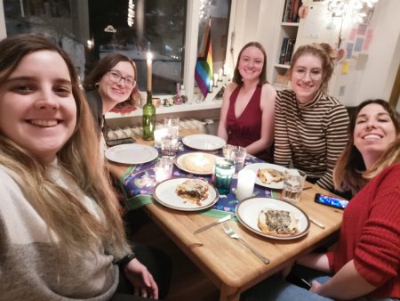 Nadine met huisgenoten