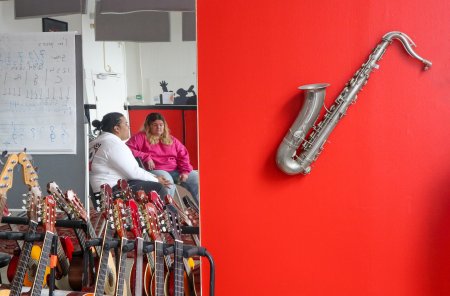 Vrijwilligers in muziekstudio