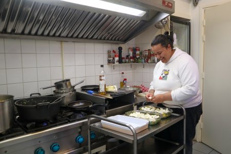 Bárbara aan het werk in de keuken